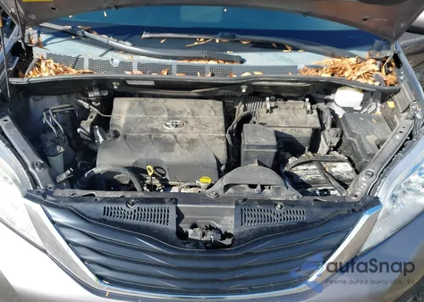 2013 Toyota Sienna Le V6 8 Passenger z USA, uszkodzony, nr VIN 5TDKK3DC7DS344565